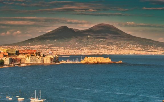 Napoli, uno spettacolare teatro degli opposti